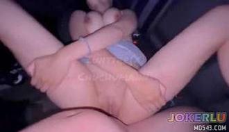  車上操爛胸前兩顆月亮的美容師 捏麵人啾啾