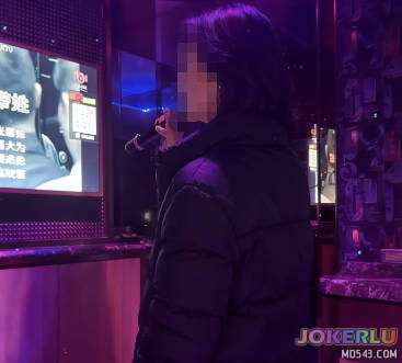  老爸和骚货后妈走后我和老妹在KTV边唱边干